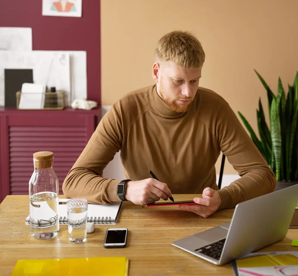 Medewerker vult het medewerkerstevredenheidsonderzoek in.