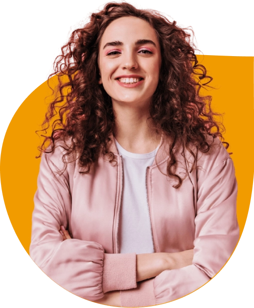 Vrouw in oranje druppel met glimlach